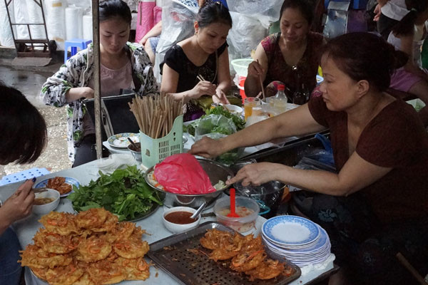 Cheap but delicious cuisine in Hanoi, Vietnam 