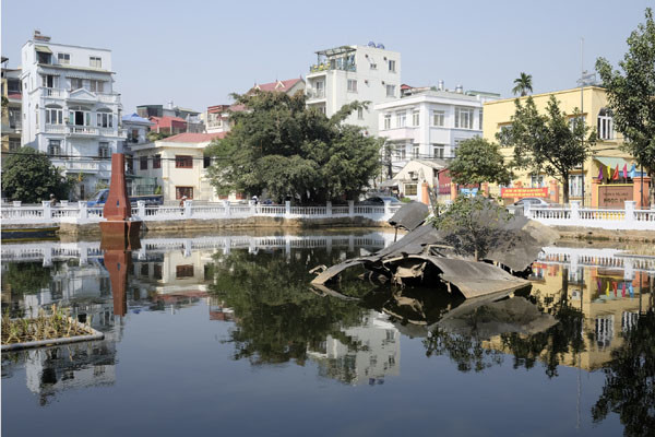 travel hanoi b52 lake