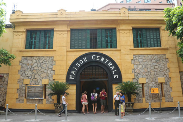 travel hanoi hoa lo prison