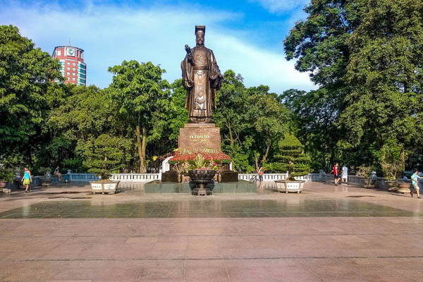 The Statue of Ly Thai To