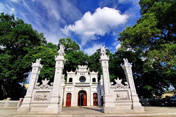 travel hanoi quan thanh temple