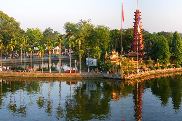 travel hanoi tran quoc pagoda